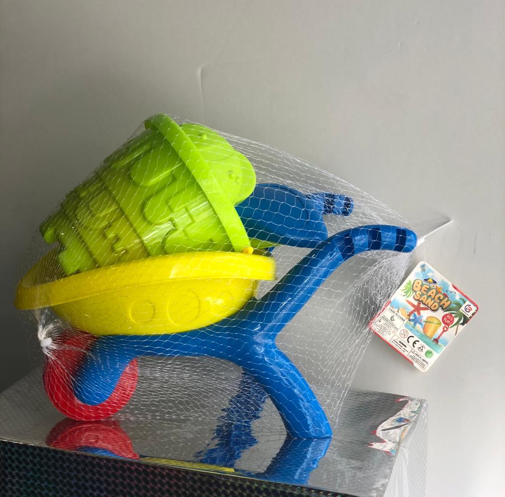 00546- Beach sand bucket with wheel for kids